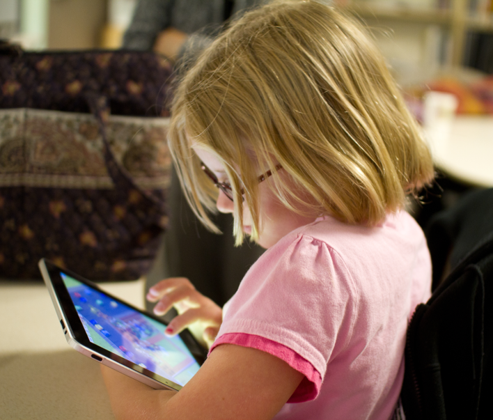 5 yo reading on screen