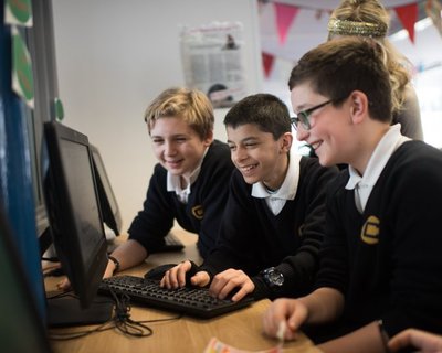 Secondary_boys_computers