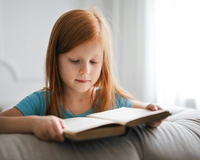Girl reading: Andrea Piacquadio