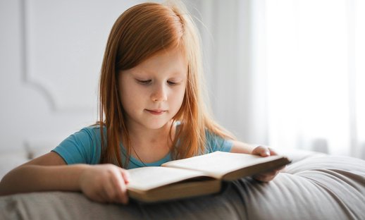 Girl reading: Andrea Piacquadio